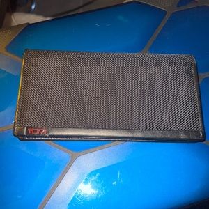 Tumi men’s bifold rectangular shape wallet. As good as new!!!